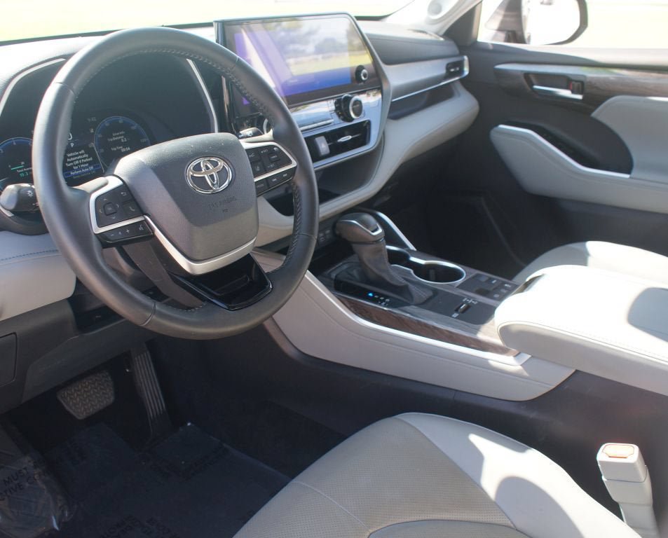 Used 2024 Toyota Highlander Limited FWD image 14