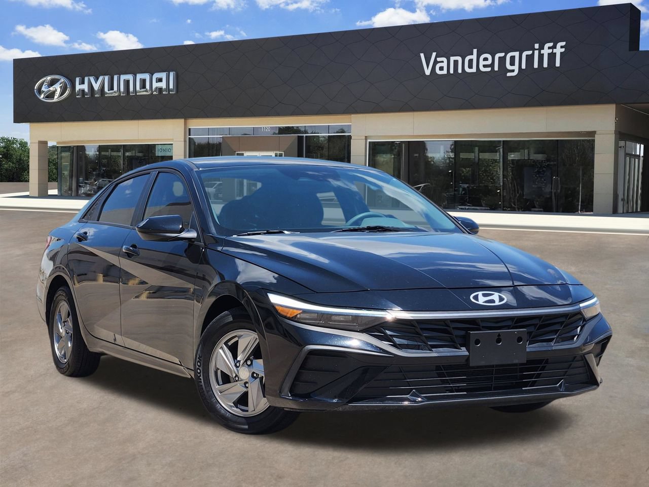 Certified 2025 Hyundai Elantra SE FWD image 1