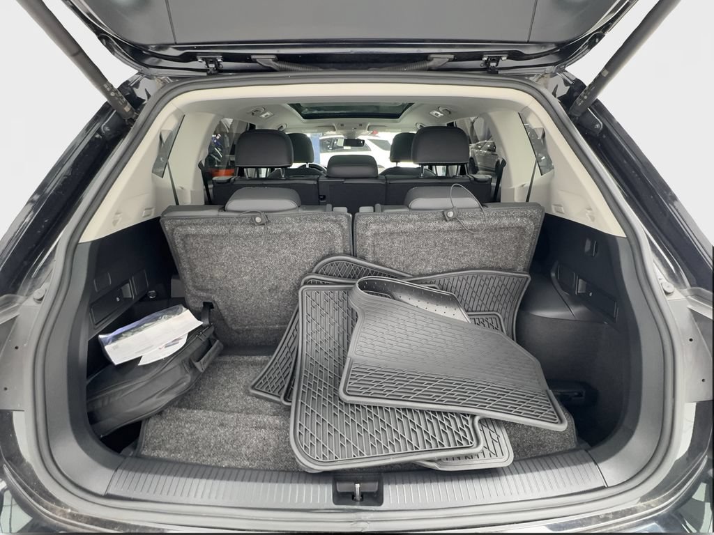 Used 2022 Volkswagen Tiguan SE w/ Panoramic Sunroof Package FWD image 17