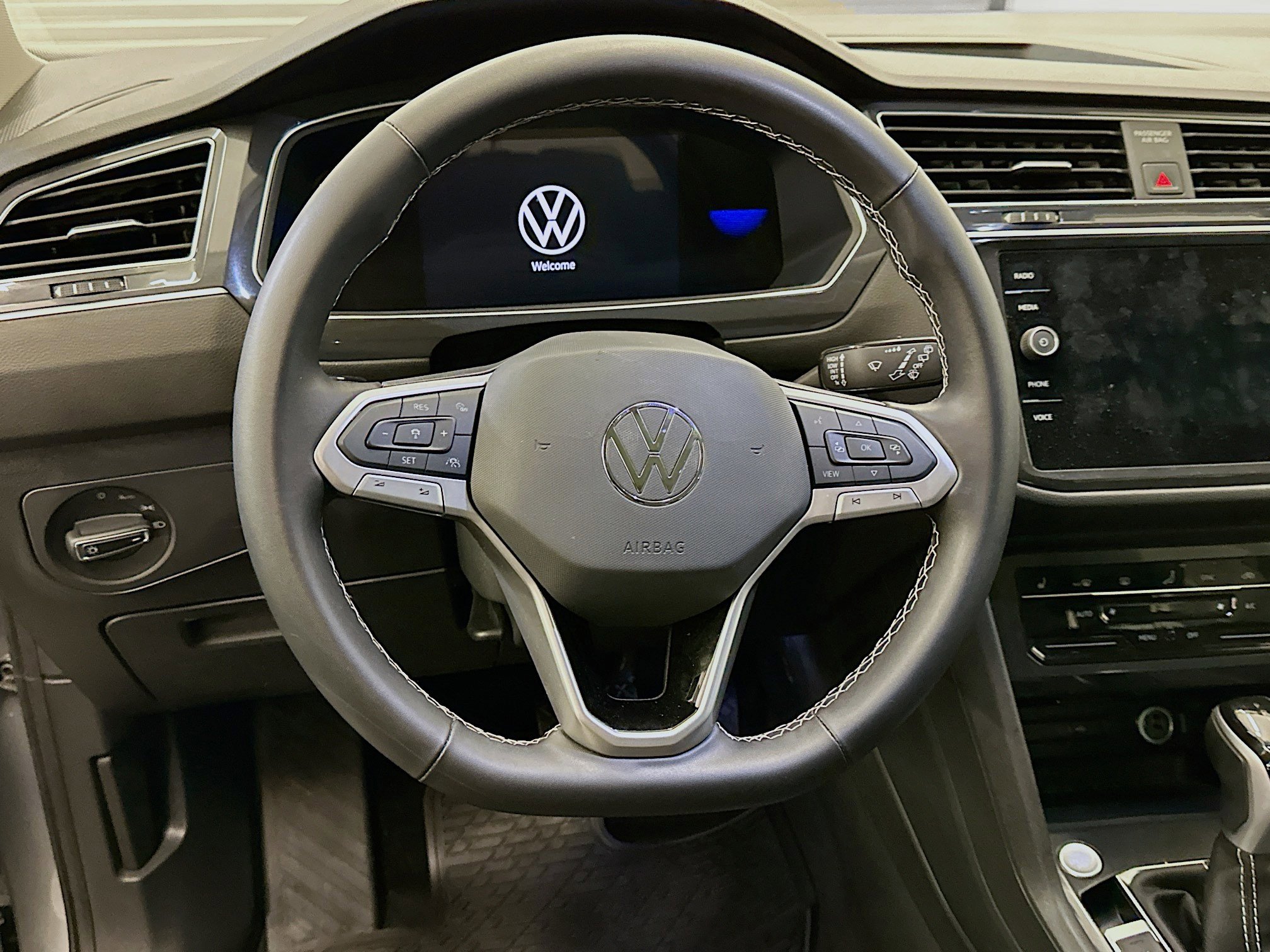 Used 2024 Volkswagen Tiguan SE w/ Panoramic Sunroof Package image 18