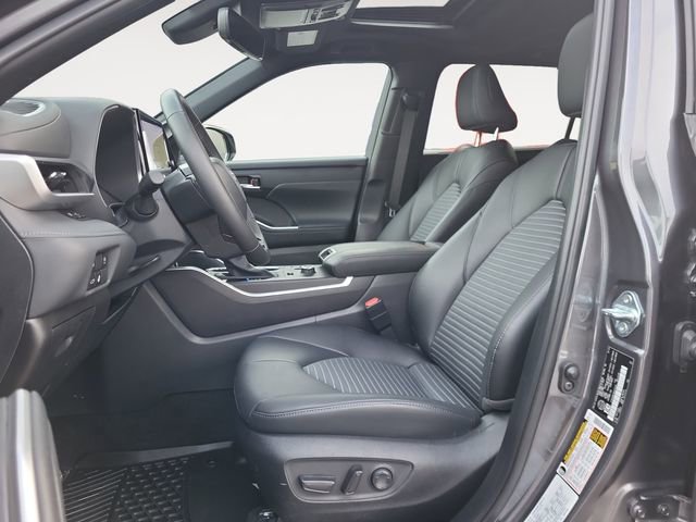 Used 2024 Toyota Highlander XLE image 11