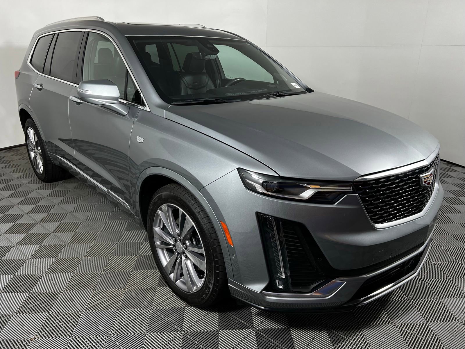 Used 2024 Cadillac XT6 Premium Luxury w/ Technology Package FWD image 3