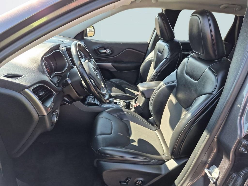 Used 2019 Jeep Cherokee Latitude Plus FWD image 21