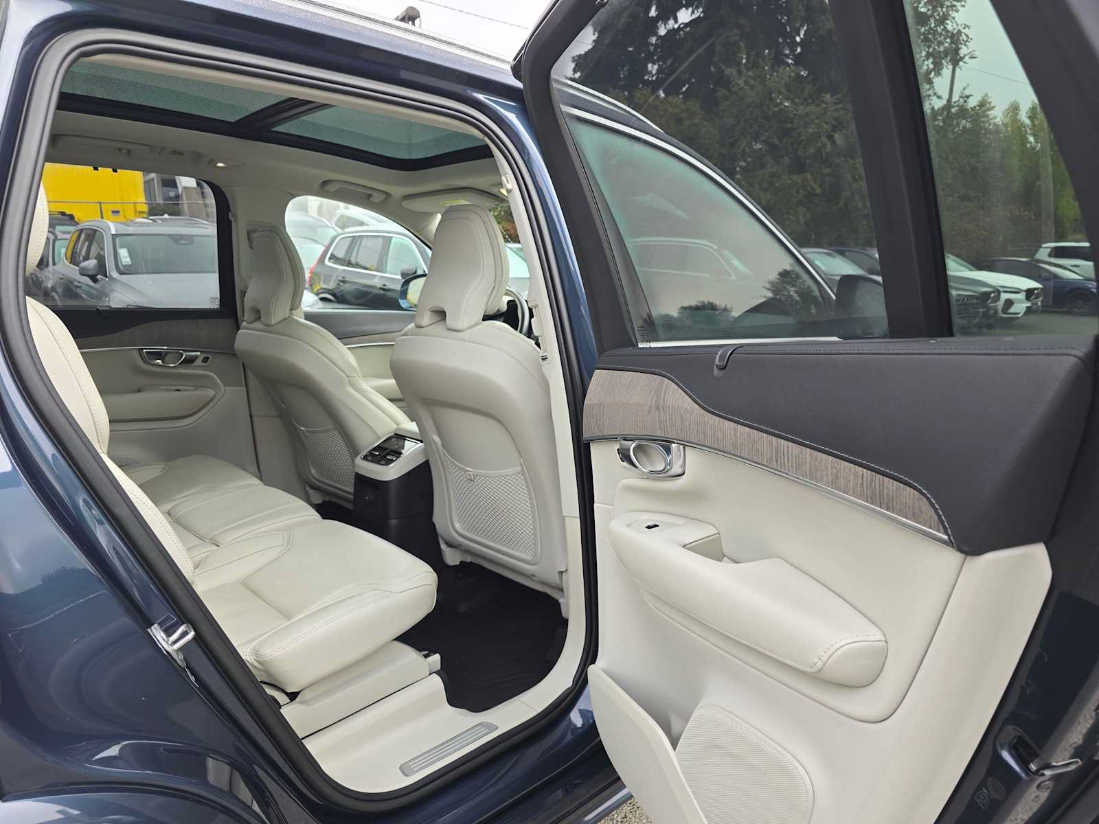 Certified 2023 Volvo XC90 T8 Ultimate w/ Protection Package Premier AWD/4WD image 14
