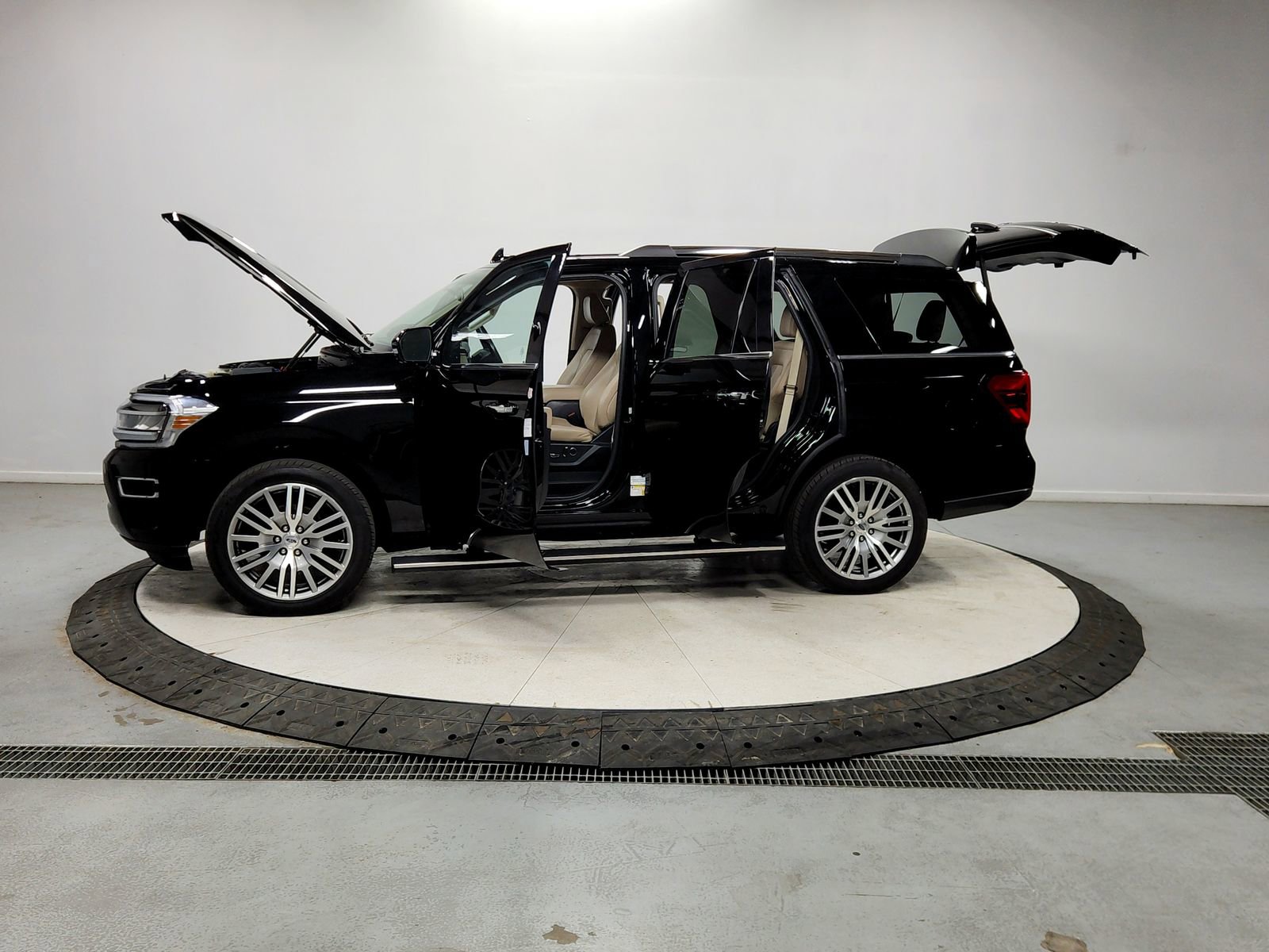 Used 2023 Ford Expedition Limited image 12