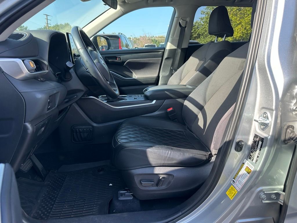 Used 2022 Toyota Highlander LE image 9