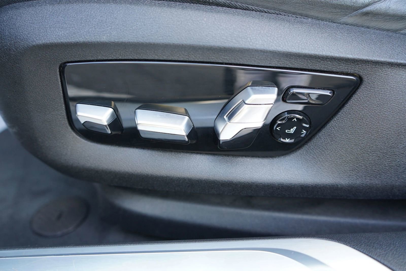 Used 2018 BMW 750i image 17