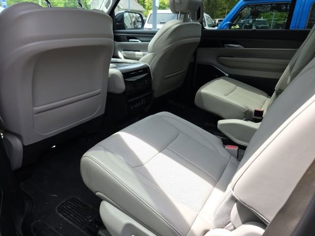 Used 2024 Jeep Wagoneer Series II w/ Convenience Group I AWD/4WD image 8