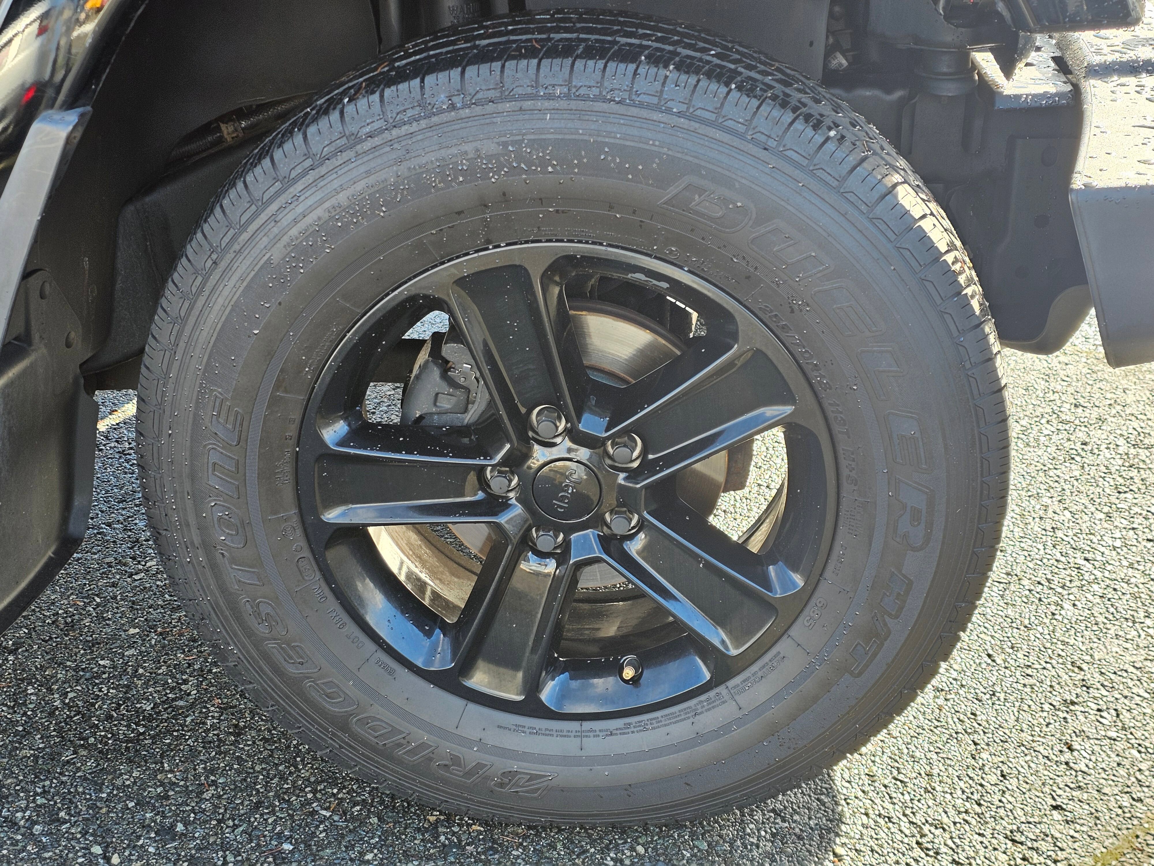 Used 2011 Jeep Wrangler Sahara w/ Dual Top Group AWD/4WD image 9