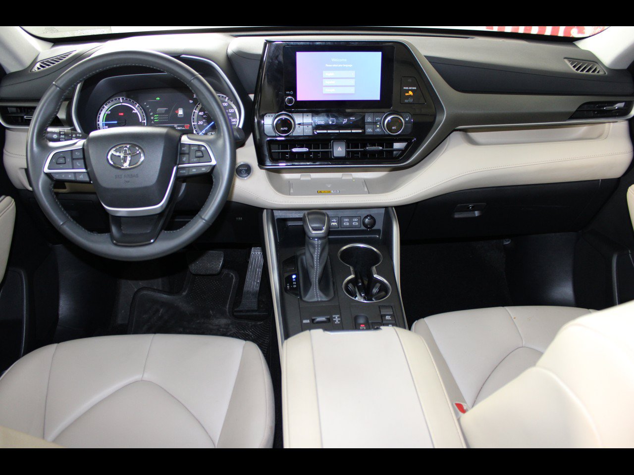 Used 2024 Toyota Highlander XLE FWD image 12