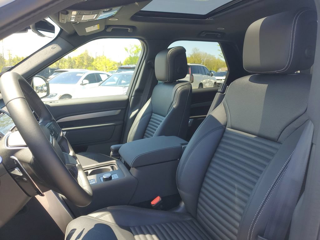 Used 2025 Land Rover Discovery Dynamic SE AWD/4WD image 10