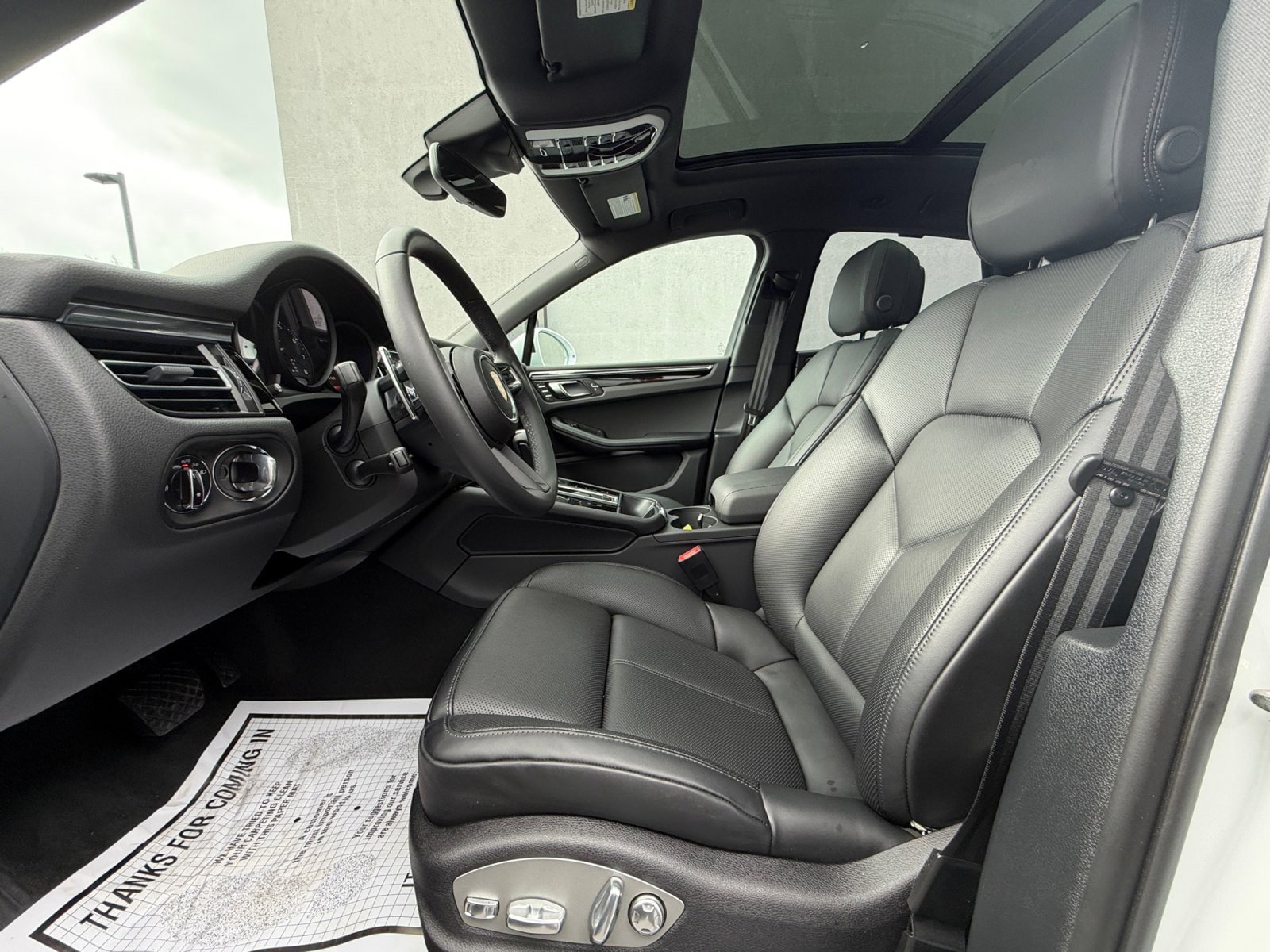 Certified 2025 Porsche Macan AWD/4WD image 5