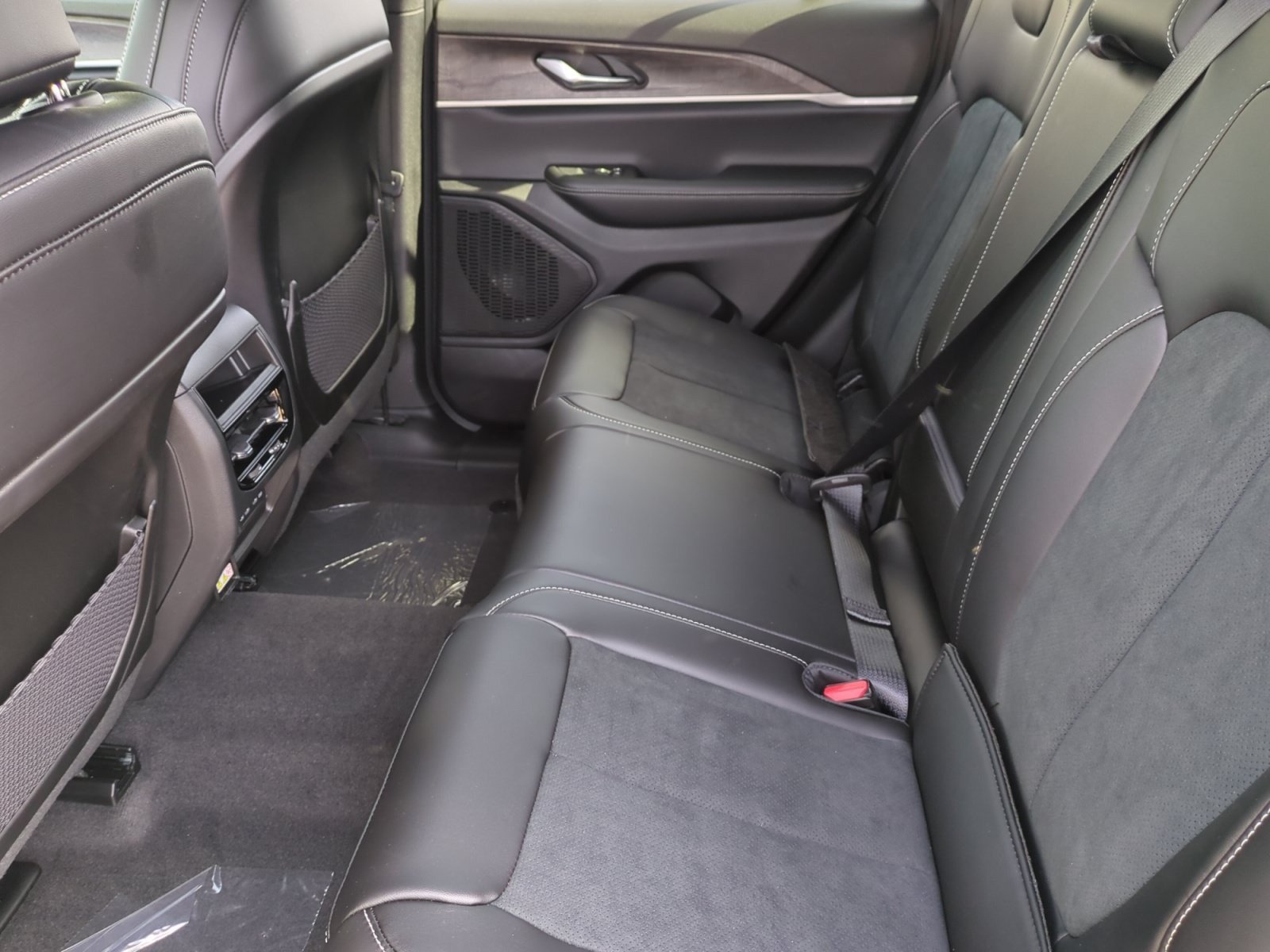 New 2026 Jeep Grand Cherokee Altitude AWD/4WD image 17