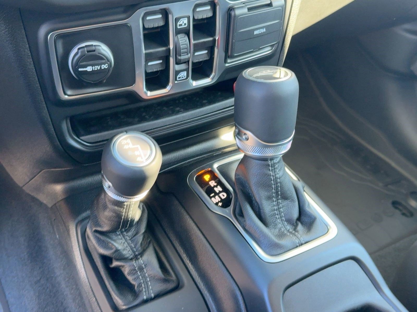 New 2025 Jeep Gladiator Sport image 17