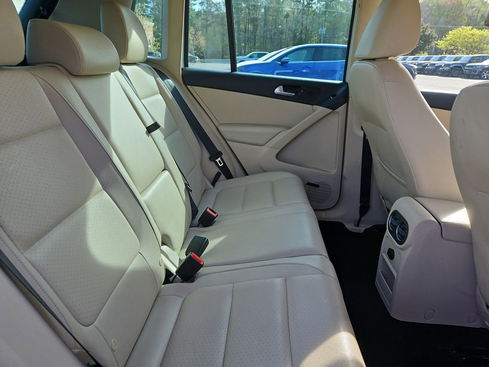 Used 2015 Volkswagen Tiguan SEL image 17