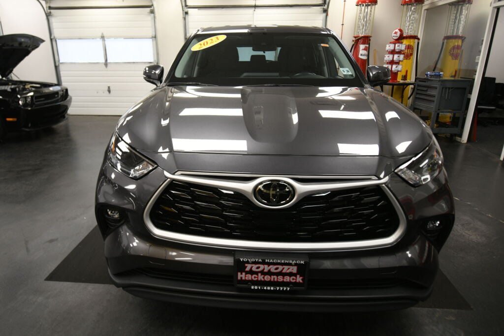 Used 2023 Toyota Highlander LE FWD image 2