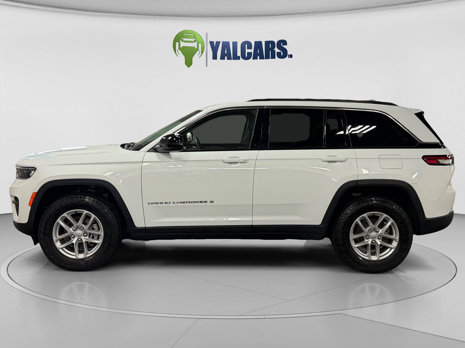 Used 2023 Jeep Grand Cherokee Laredo X AWD/4WD image 2