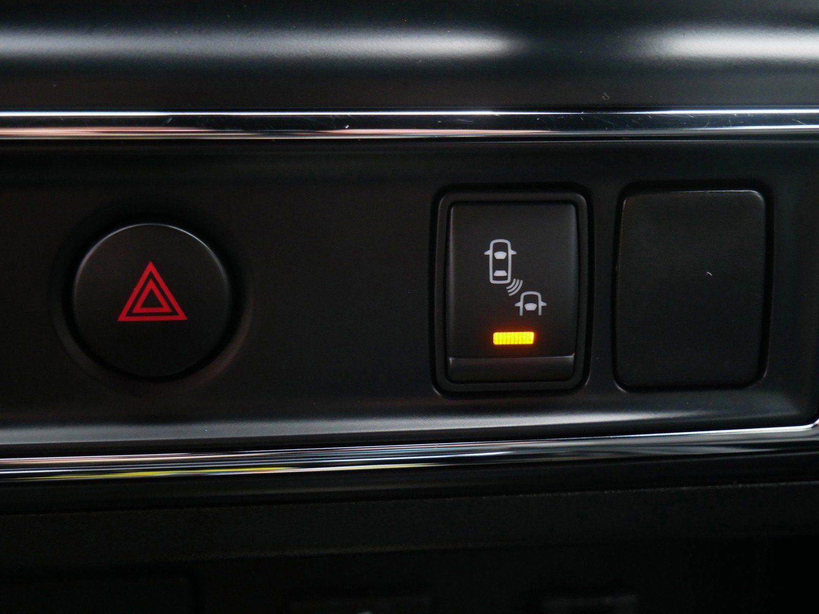 Used 2018 Nissan Titan SL w/ Midnight Edition image 22