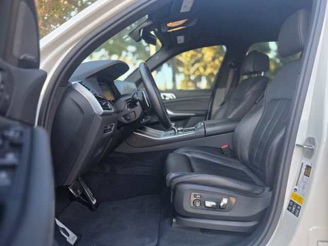 Used 2020 BMW X5 M50i w/ Parking Assistance Package AWD/4WD image 31