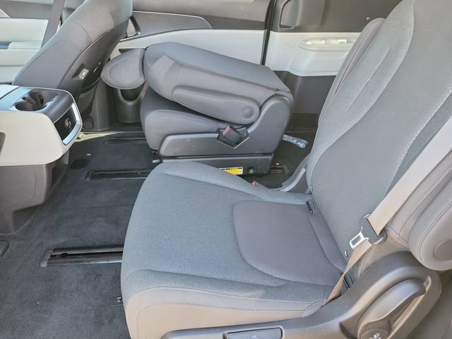 Used 2023 Kia Carnival LX FWD image 15