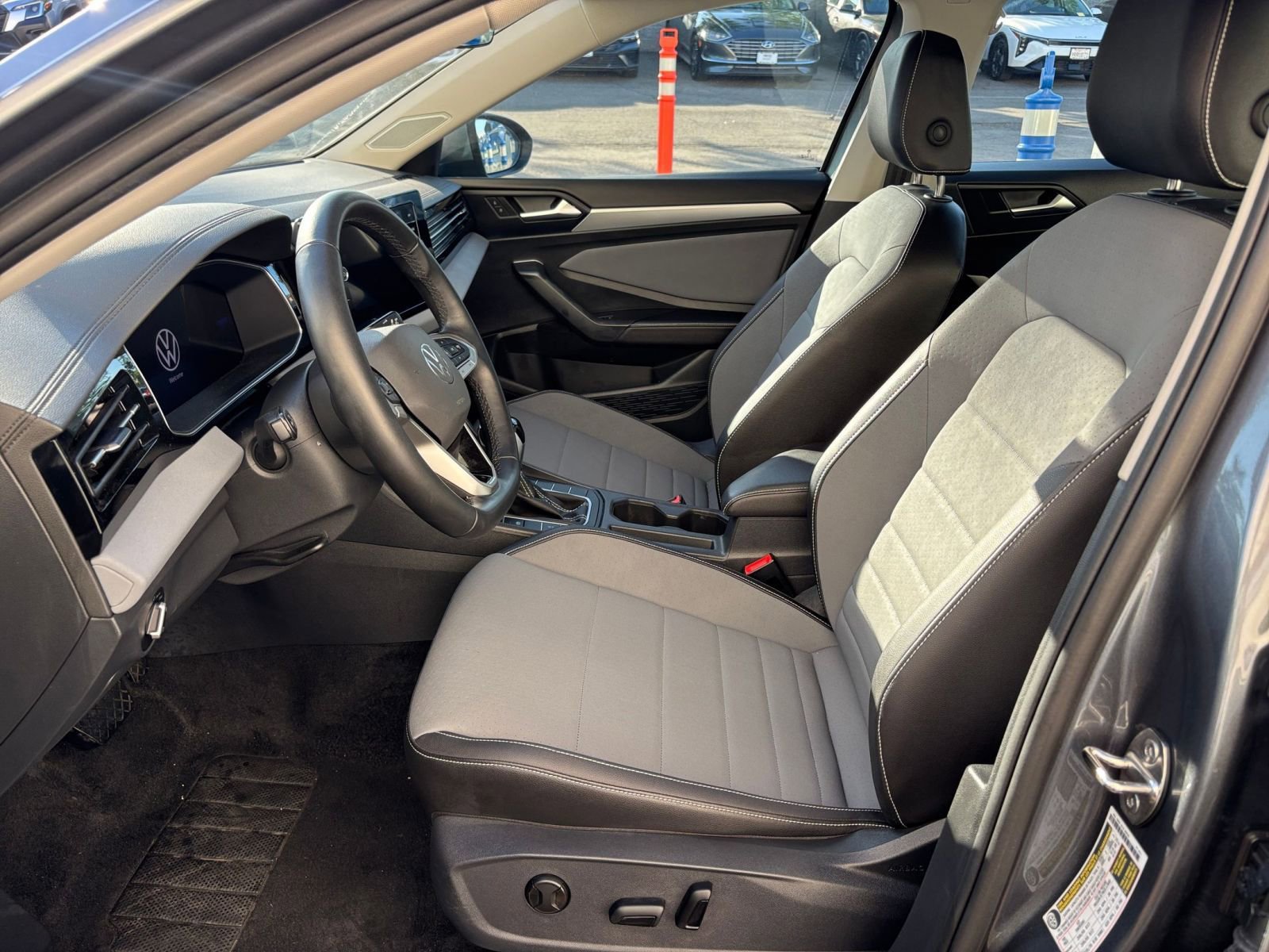 Used 2025 Volkswagen Jetta SE image 27