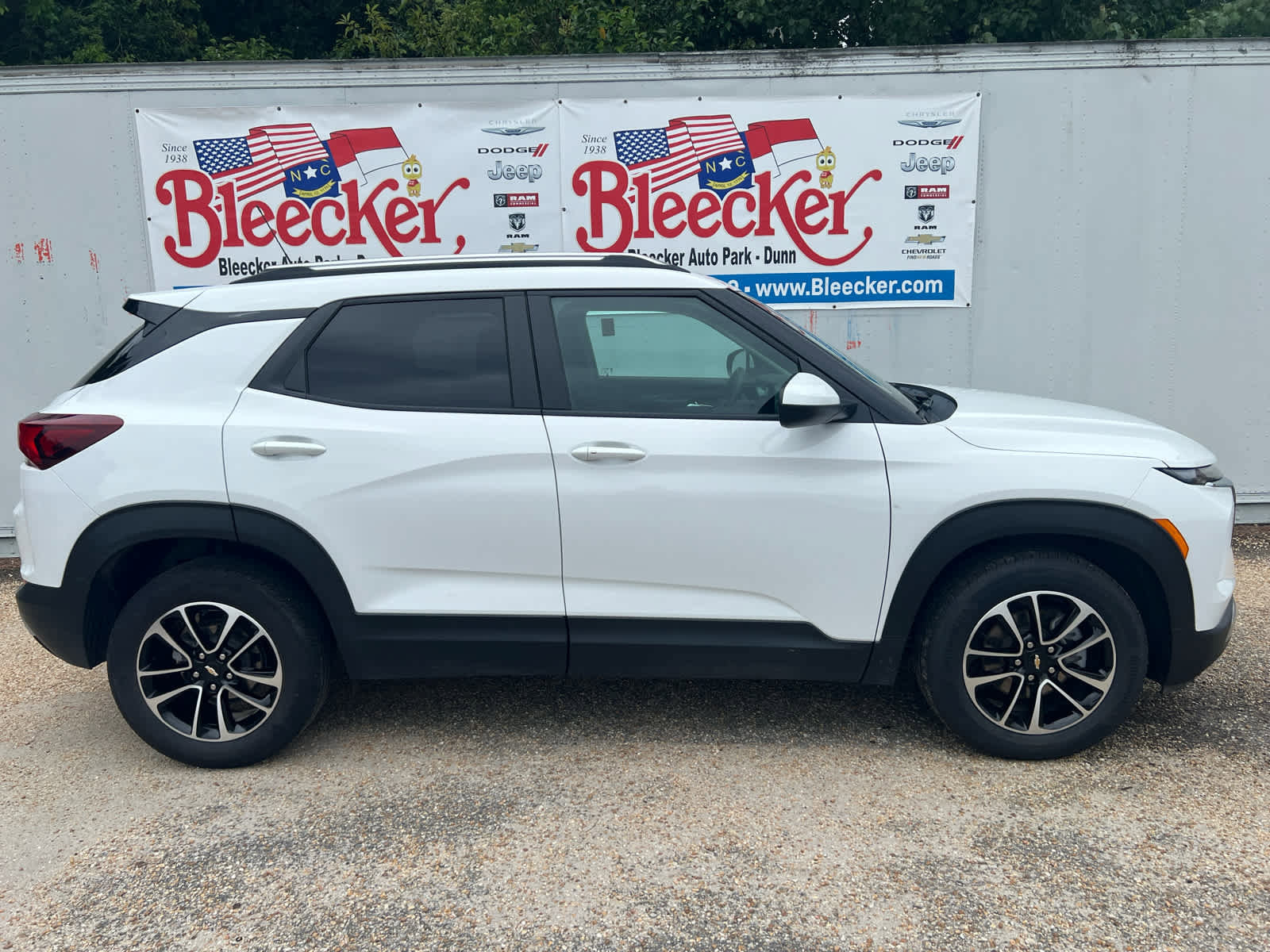 Used 2024 Chevrolet TrailBlazer LT image 2