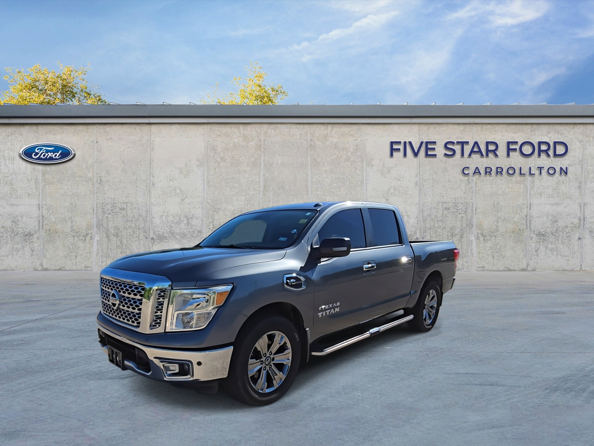 Used 2017 Nissan Titan SV image 4