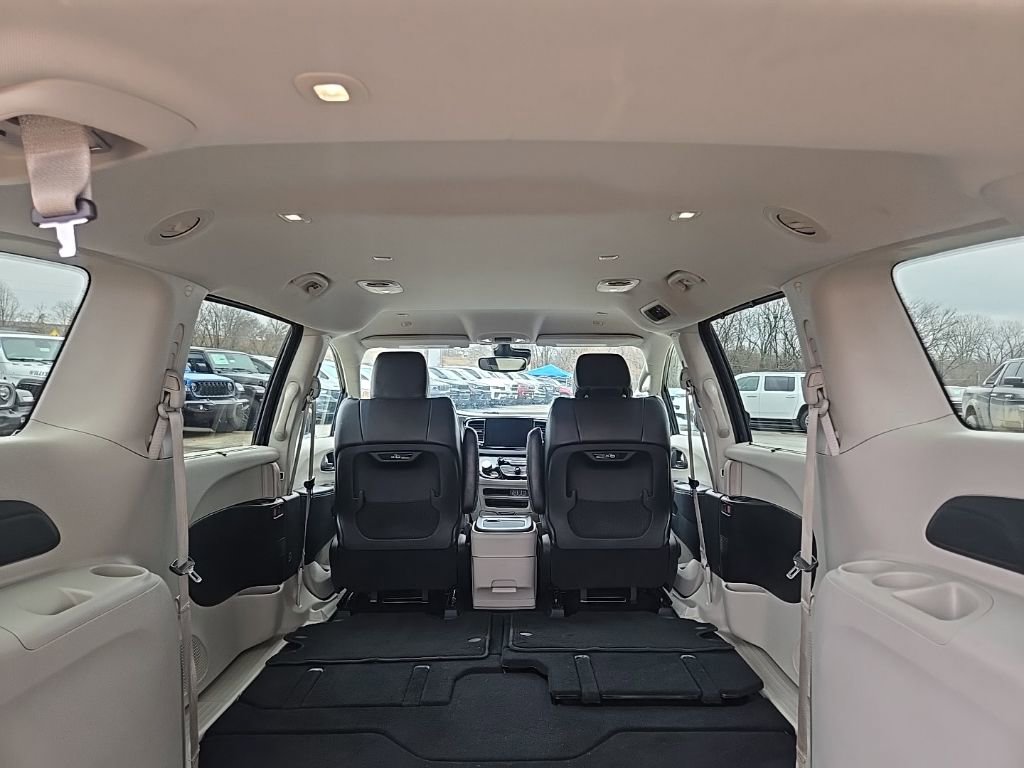 Used 2024 Chrysler Pacifica Touring-L image 99