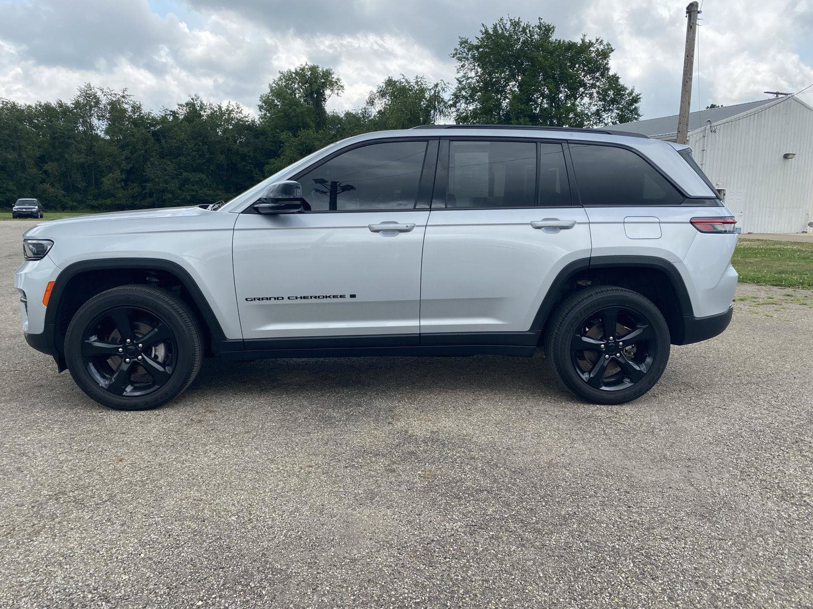 Used 2023 Jeep Grand Cherokee Altitude AWD/4WD image 2