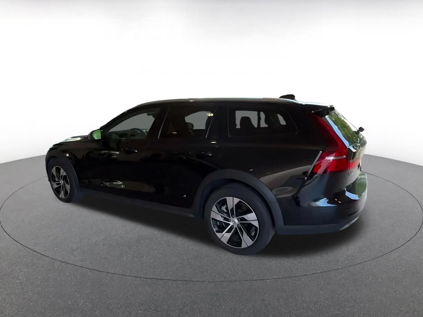 Used 2025 Volvo V60 B5 Cross Country Plus AWD/4WD image 9