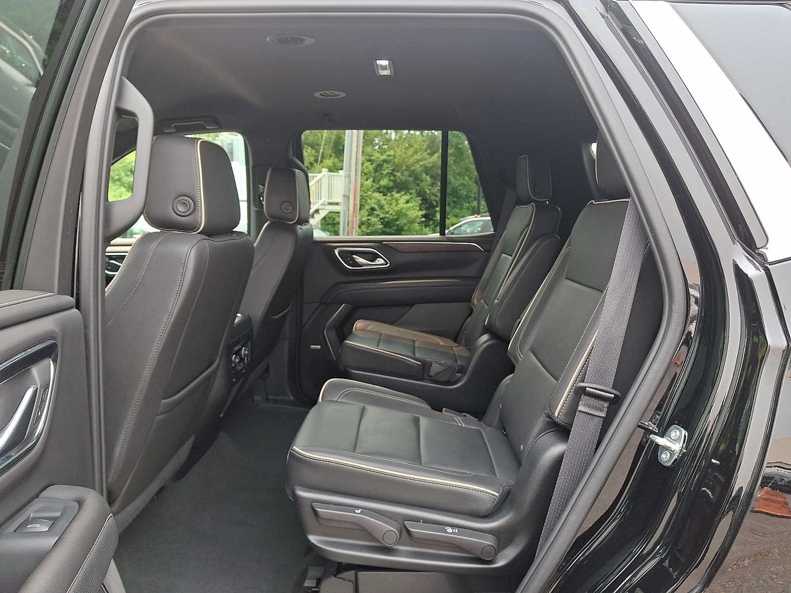 Used 2024 Chevrolet Tahoe Premier AWD/4WD image 10