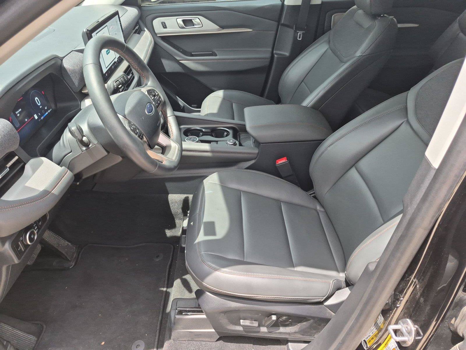 Used 2025 Ford Explorer Active w/ Active Comfort Package RWD image 5