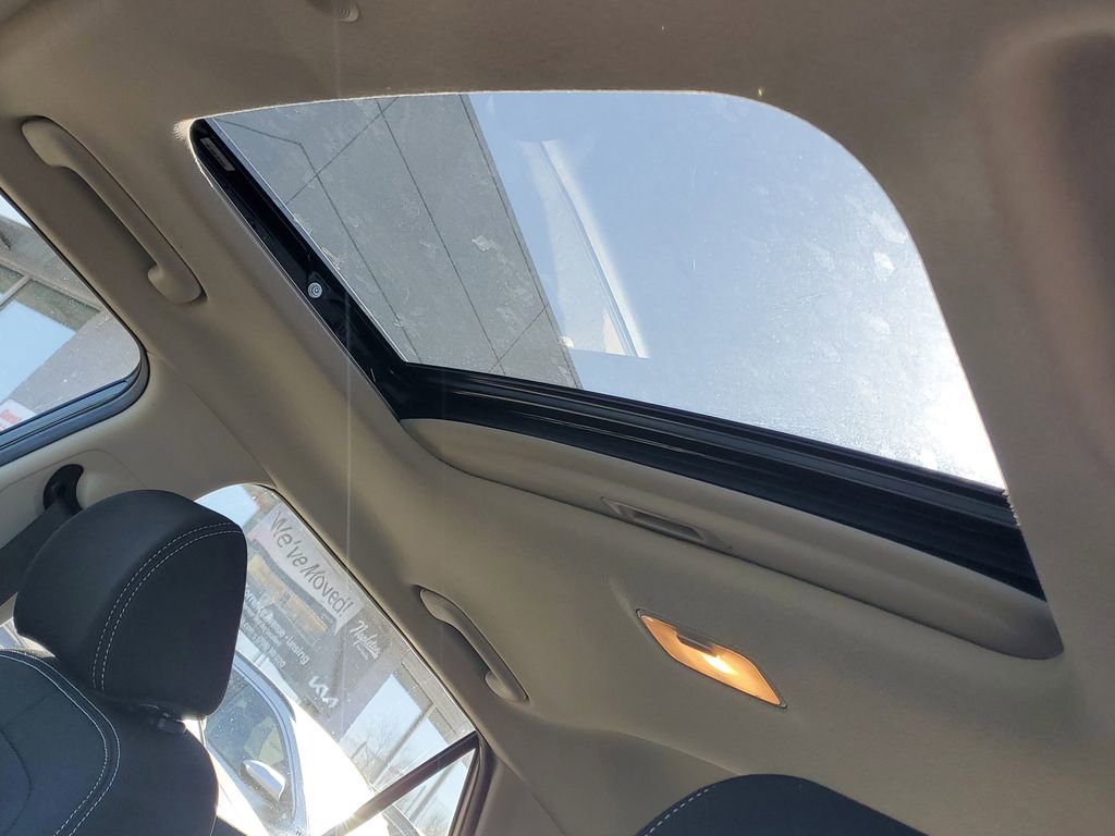 Used 2025 Hyundai Venue SEL image 24