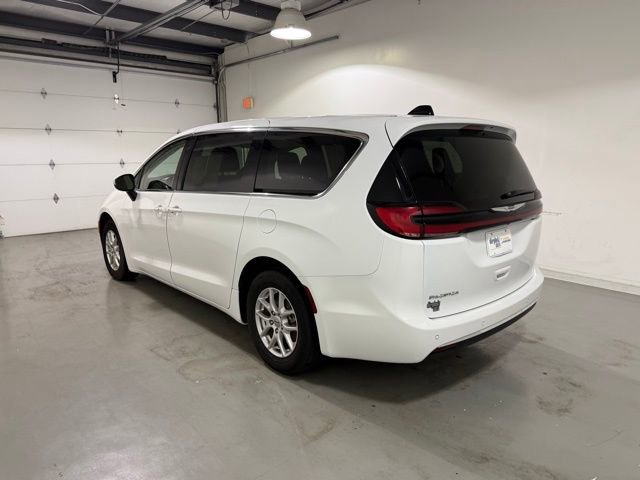 Used 2023 Chrysler Pacifica Touring-L image 5