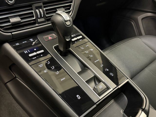 Certified 2023 Porsche Macan image 18
