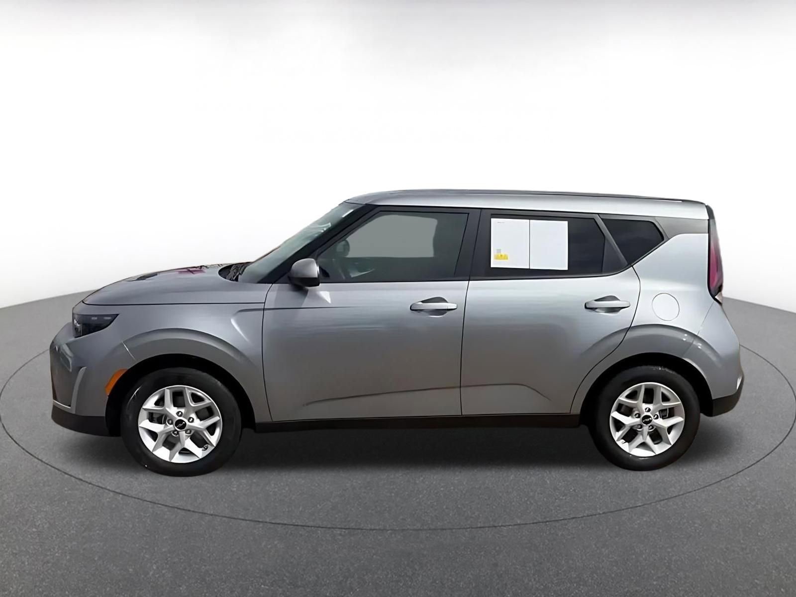 Used 2025 Kia Soul LX w/ LX Technology Package FWD image 9