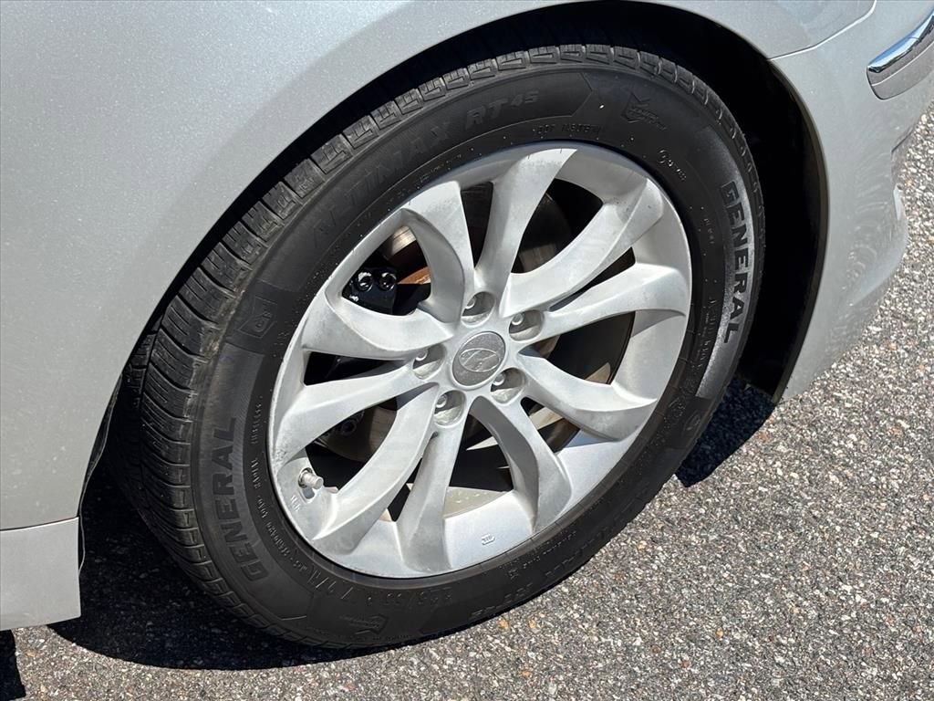 Used 2013 Hyundai Genesis 3.8 image 28