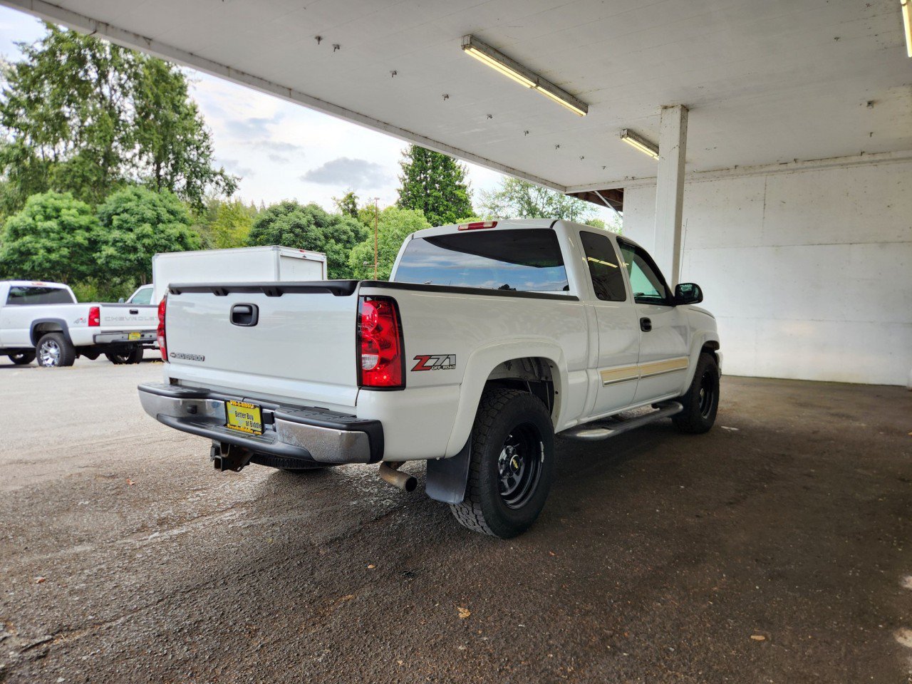 Used 2006 Chevrolet Silverado 1500 LT w/ Onstar Plus Package AWD/4WD image 3