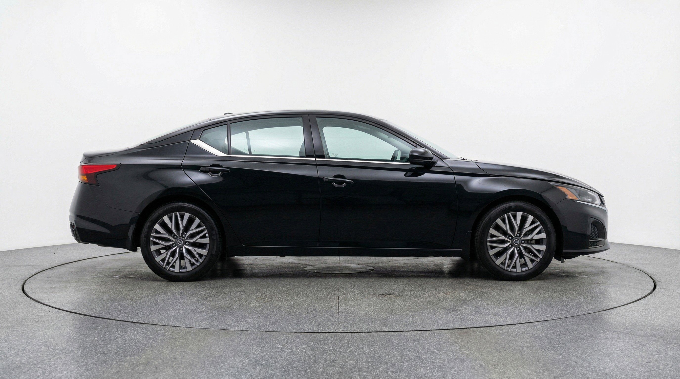 Used 2025 Nissan Altima 2.5 SV image 11