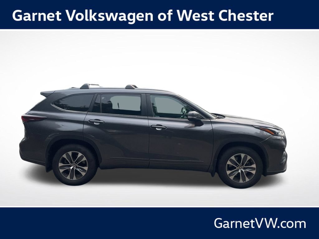 Used 2024 Toyota Highlander XLE AWD/4WD image 6
