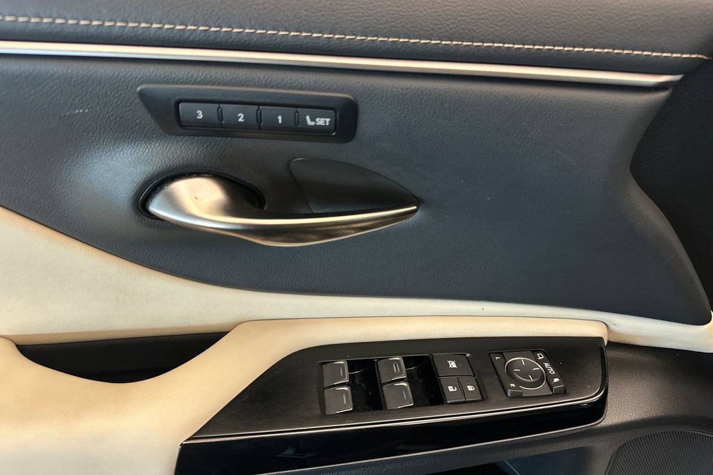 Certified 2025 Lexus ES 300h w/ Premium Package FWD image 11