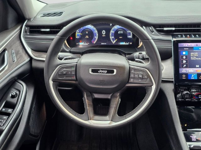 Used 2023 Jeep Grand Cherokee L Limited AWD/4WD image 17