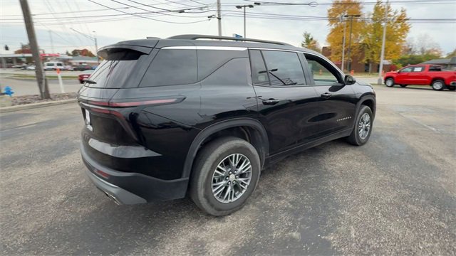 Used 2025 Chevrolet Traverse LT image 8