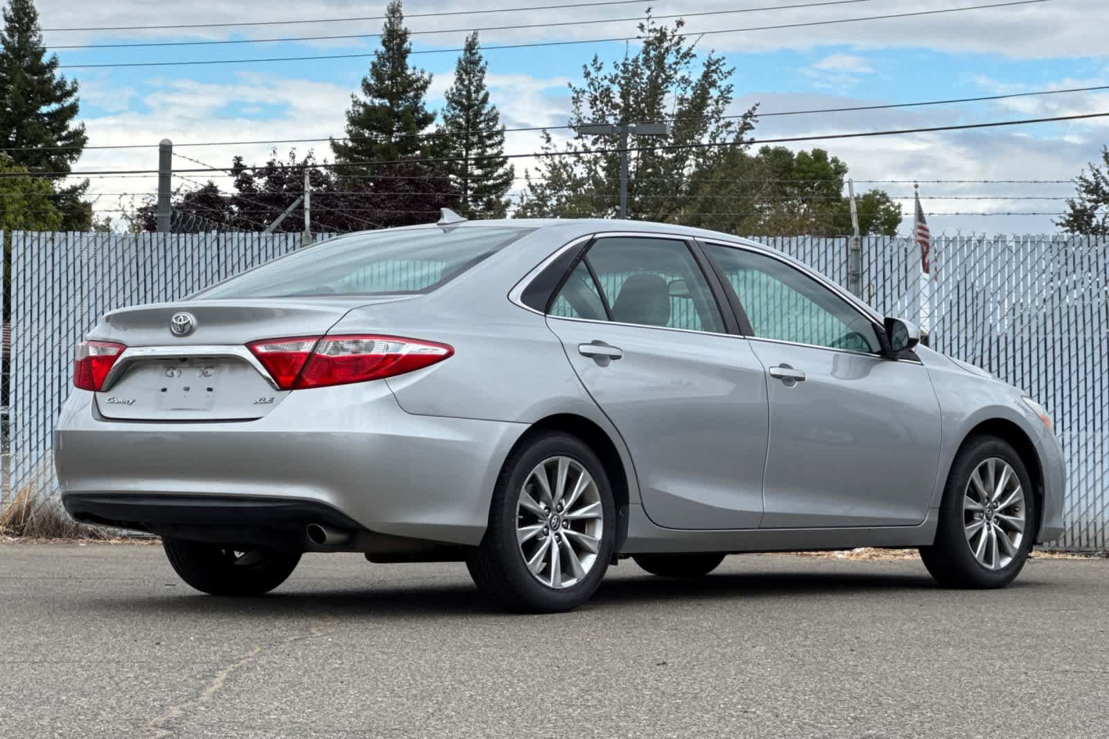 Used 2017 Toyota Camry XLE w/ Moonroof Package FWD image 3