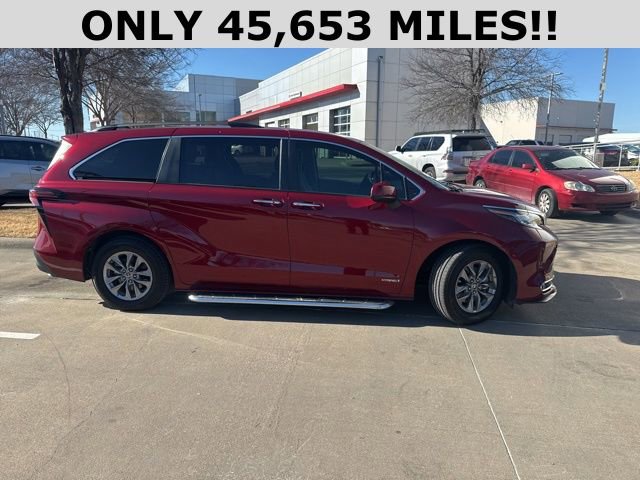 Used 2021 Toyota Sienna XLE image 2