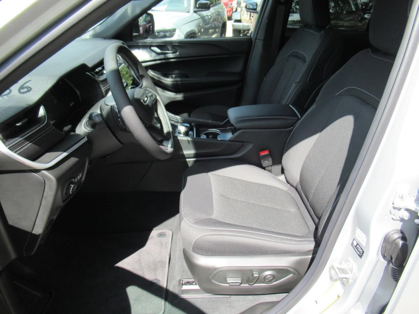 New 2026 Jeep Grand Cherokee Laredo w/ MOPAR Finishing Package RWD image 15