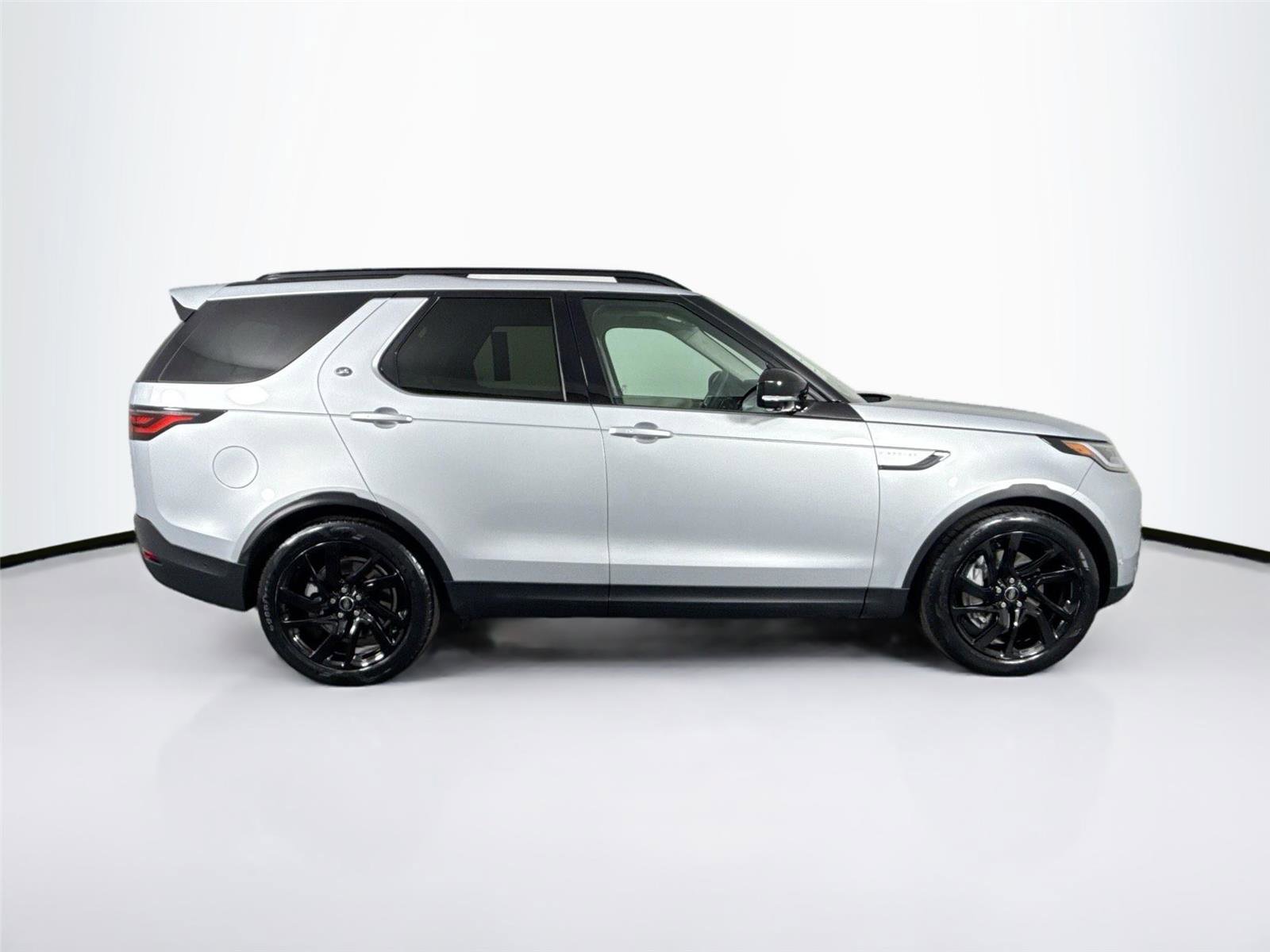 Used 2024 Land Rover Discovery S image 11