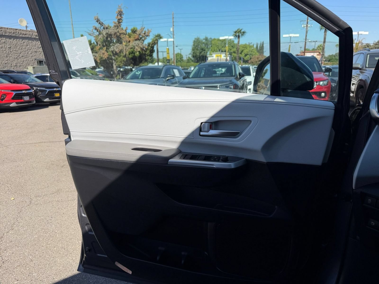 Used 2025 Toyota Sienna XLE FWD image 18