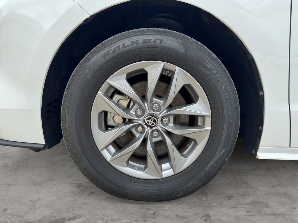 Used 2025 Toyota Sienna LE AWD/4WD image 10