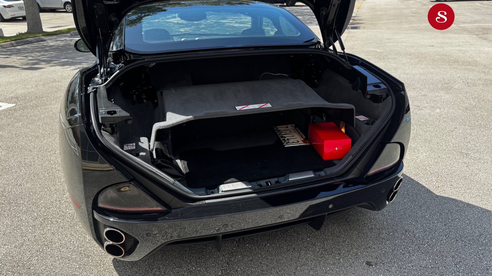 Used 2011 Ferrari California RWD image 7